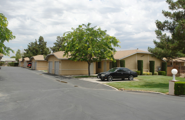 Desert Oasis Apartments in Hesperia, CA - Foto de edificio - Building Photo