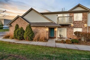 24002 Wedgewood Cir in Warren, MI - Building Photo