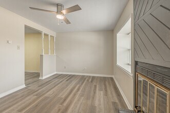 1401 Ave O in Huntsville, TX - Foto de edificio - Building Photo