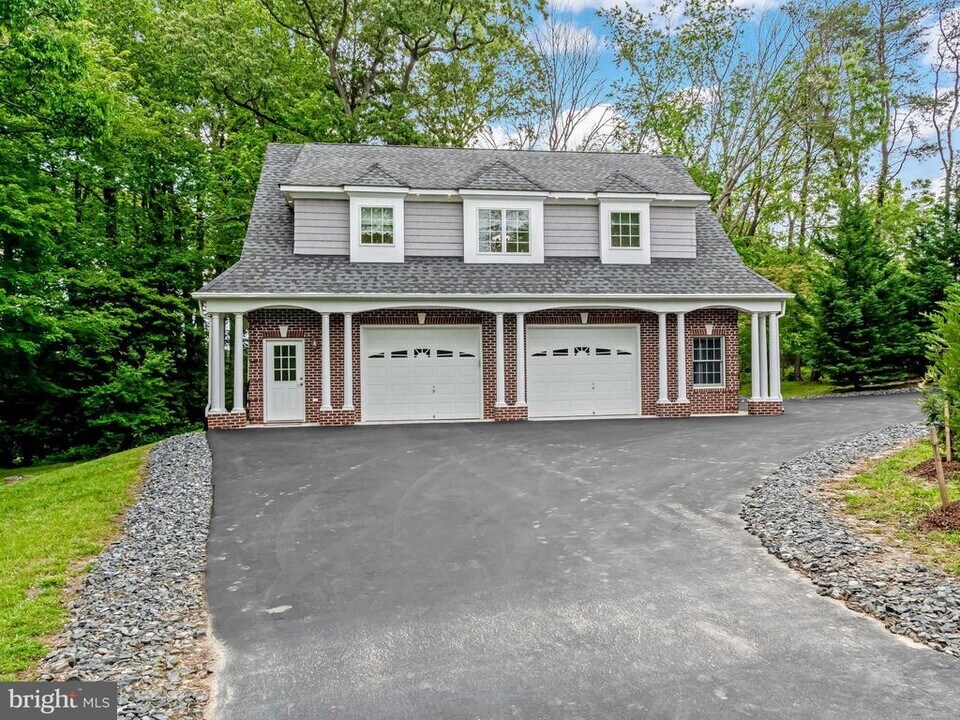 26074 Sotterley Heights Rd in Hollywood, MD - Building Photo