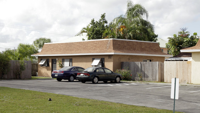 4924-4932 Wedgewood Way in West Palm Beach, FL - Foto de edificio - Building Photo