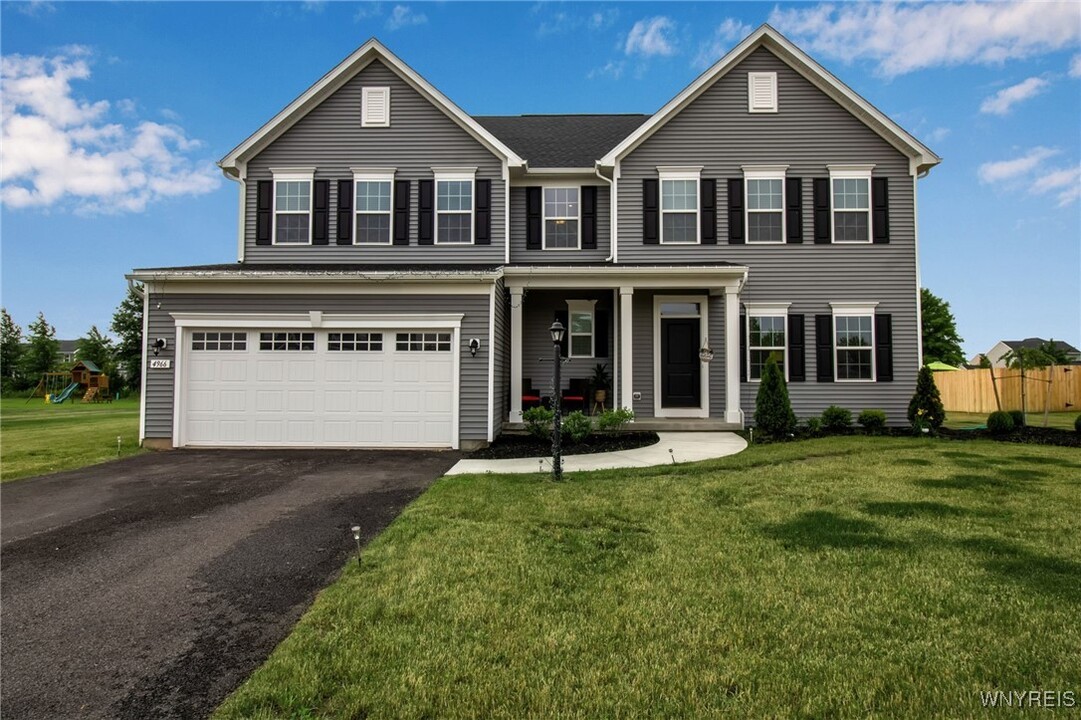 4966 Brauer Dr in Lockport, NY - Building Photo