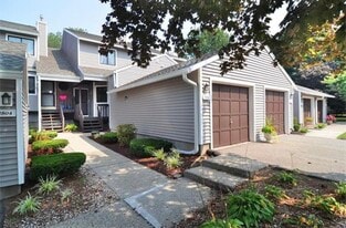 1805 Mill Pond Dr in South Windsor, CT - Building Photo