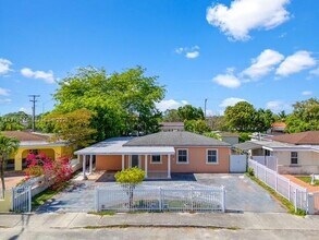 911 E 32nd St in Hialeah, FL - Building Photo - Building Photo
