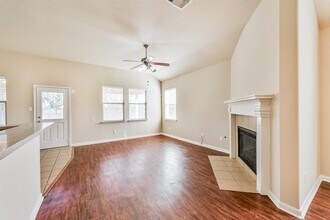 7201 Valentine Ln in Pearland, TX - Building Photo - Building Photo