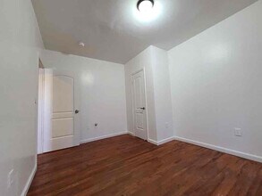 325 Wyona St in Brooklyn, NY - Building Photo - Building Photo