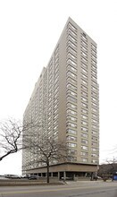 Shoreline Towers Condominiums in Chicago, IL - Building Photo - Building Photo