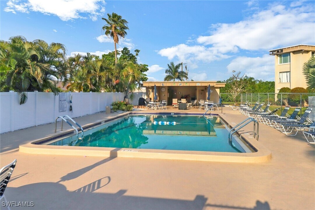 2264 Winkler Ave in Ft. Myers, FL - Foto de edificio