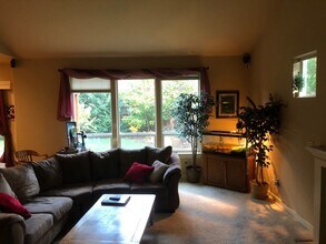 605 E Columbia Dr in Newberg, OR - Building Photo - Building Photo