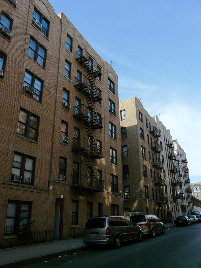 2472 Grand Ave in Bronx, NY - Foto de edificio - Building Photo