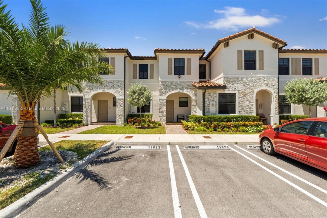 11823 SW 247th Ter in Princeton, FL - Building Photo