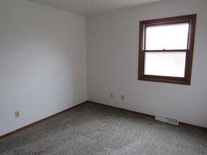 399 Willow Grove Dr in Pewaukee, WI - Building Photo - Building Photo