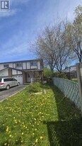 122 Kingswood Dr in Brampton, ON - Building Photo