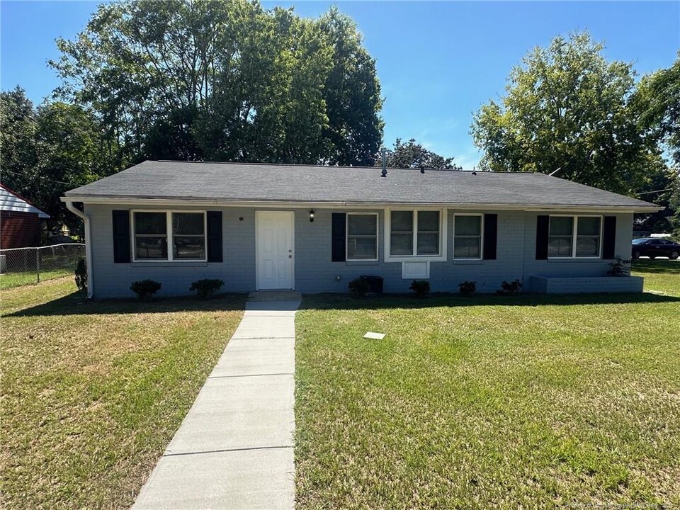 4875 Cameron Rd in Hope Mills, NC - Building Photo