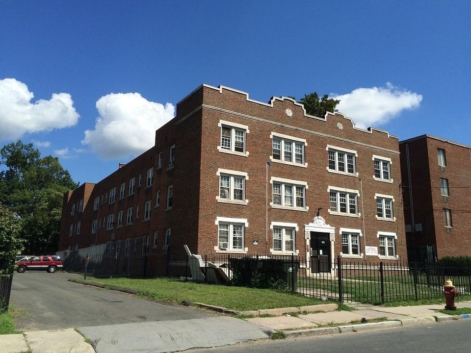 Collins Street Apartments in Hartford, CT - Building Photo