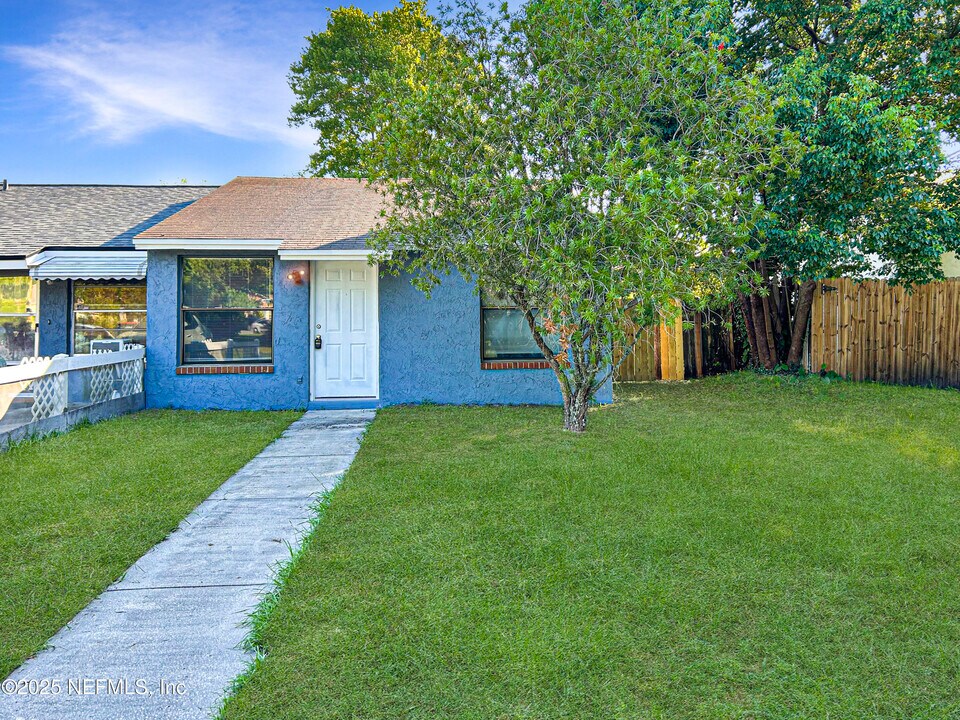 2664 Sunrise Village Dr in Orange Park, FL - Building Photo