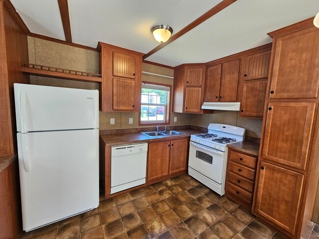 property at 13 Arbor Pl