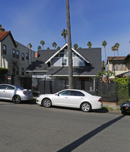 905 S Mariposa Ave in Los Angeles, CA - Foto de edificio - Building Photo