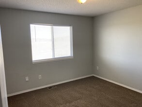 9934 E Kinkaid Cir in Wichita, KS - Foto de edificio - Building Photo