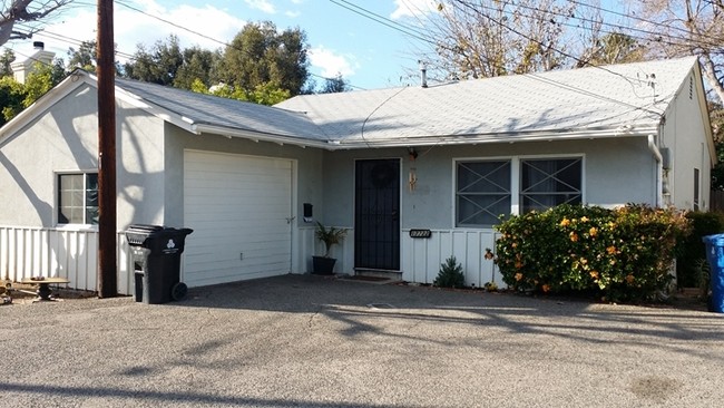 17720 Kingsbury St in Granada Hills, CA - Building Photo - Building Photo