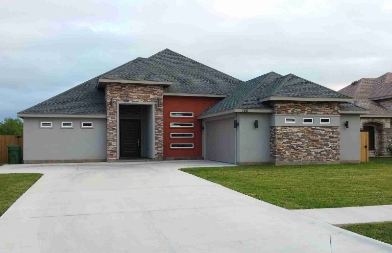 126 Alvarez Ct in Los Fresnos, TX - Building Photo