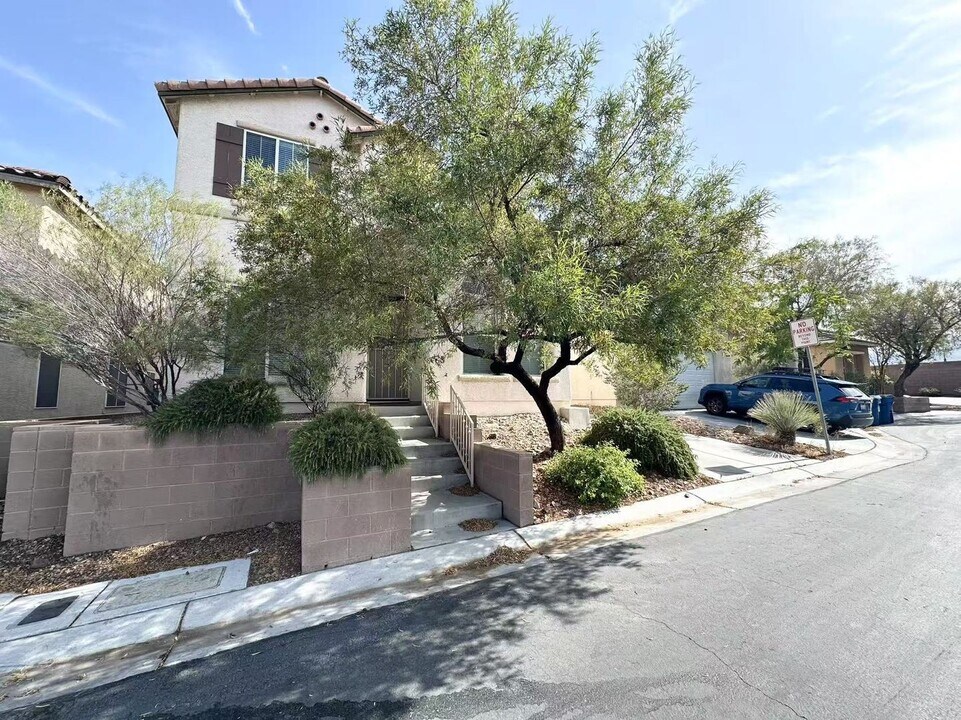 9185 Grand Sunburst Ct in Las Vegas, NV - Building Photo