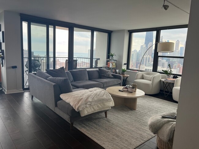 1560 N Sandburg Ter, Unit 4002 in Chicago, IL - Building Photo - Building Photo