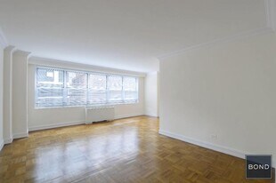 888 8th Ave in New York, NY - Building Photo