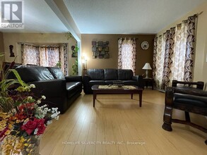 12 Buttercup Ln in Brampton, ON - Building Photo - Building Photo