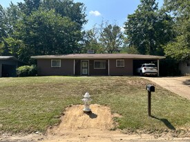3049 Lakewood Dr in Jackson, MS - Building Photo
