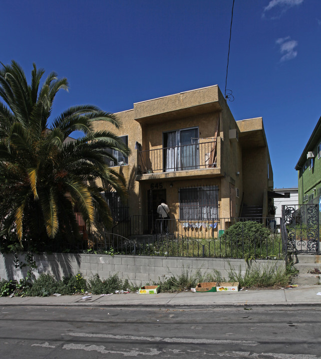 645 N Hill Pl in Los Angeles, CA - Foto de edificio