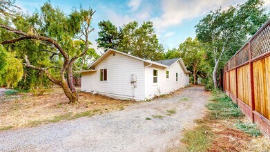 745 Acacia Ln in Santa Rosa, CA - Building Photo - Building Photo
