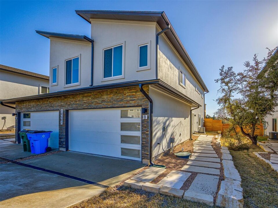 20507 Bonanza in Lago Vista, TX - Foto de edificio