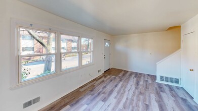 5017 The Alameda in Baltimore, MD - Building Photo - Interior Photo