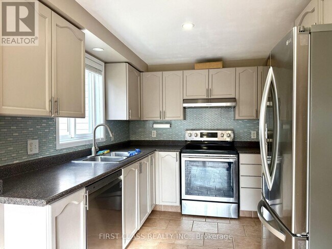 13 Benjamin Ln in Barrie, ON - Building Photo - Building Photo