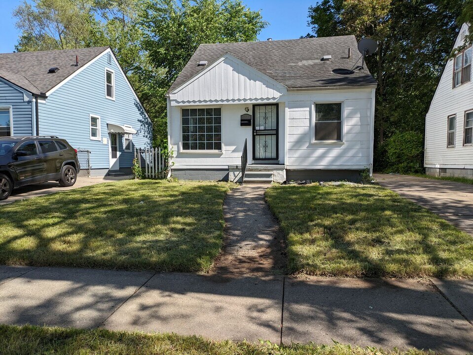 26671 W Hills Dr in Inkster, MI - Building Photo