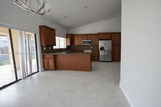 10034 SW 221st St Rd in Cutler Bay, FL - Foto de edificio - Building Photo