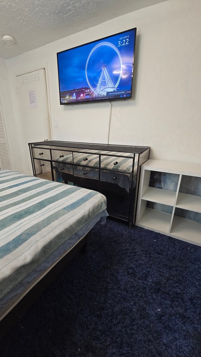 1085 NW 24th St, Unit A in Miami, FL - Building Photo - Building Photo