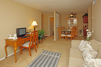 Round Hill Apartments in Waterford, MI - Building Photo - Interior Photo