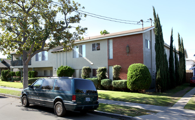 651 Stanley Ave in Long Beach, CA - Foto de edificio - Building Photo