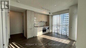 225 Commerce St in Vaughan, ON - Building Photo