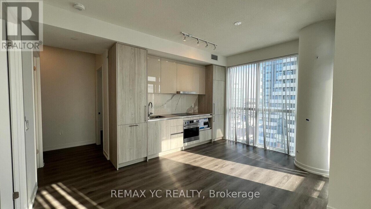 225 Commerce St in Vaughan, ON - Building Photo