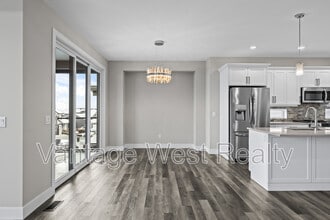 2580 Crown Crest Dr in West Kelowna, BC - Building Photo - Building Photo