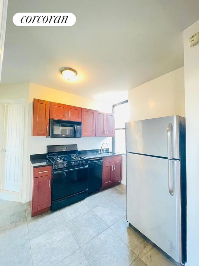 180 Borinquen Pl in Brooklyn, NY - Building Photo - Building Photo