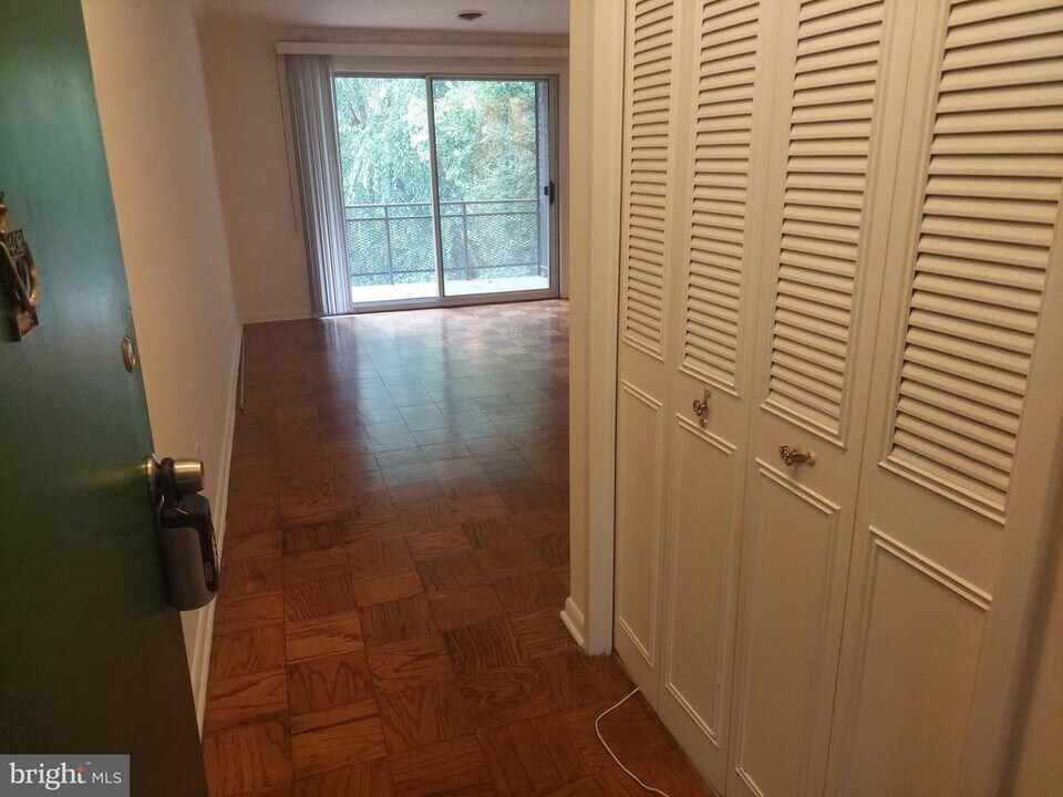 10400 Rockville Pike in North Bethesda, MD - Building Photo