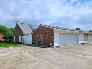 12439 Coursey Blvd in Baton Rouge, LA - Foto de edificio - Building Photo
