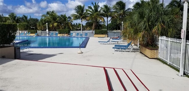 14201 N Kendall Dr in Miami, FL - Building Photo - Building Photo