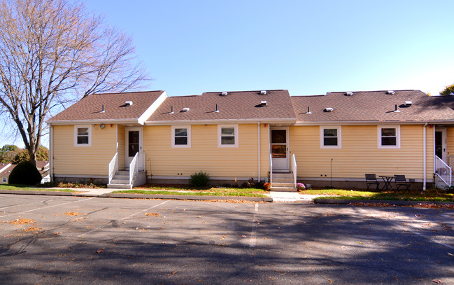 Woodview Apartments in Watertown, CT - Foto de edificio - Building Photo