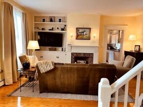 7 Old Ferry Rd in Bristol, RI - Building Photo - Building Photo