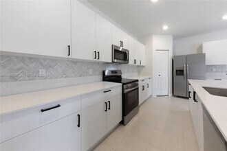 4909 Oakmont Dr in Dania Beach, FL - Building Photo - Building Photo